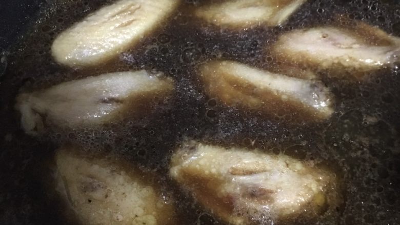可乐鸡翅,可乐一定要淹没鸡翅(如果喜欢更甜的可以当少量的糖,我没有放,因为觉得可口可乐甜度够了)