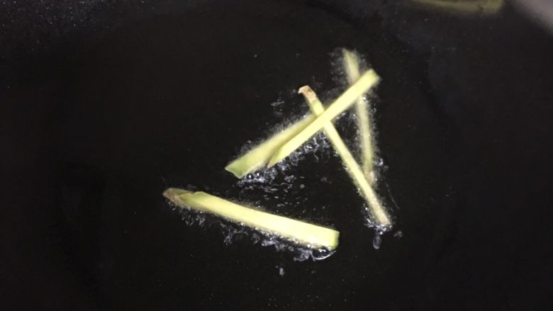 可乐鸡翅,锅干放入油加热,放入生姜条,等生姜条变色出香味