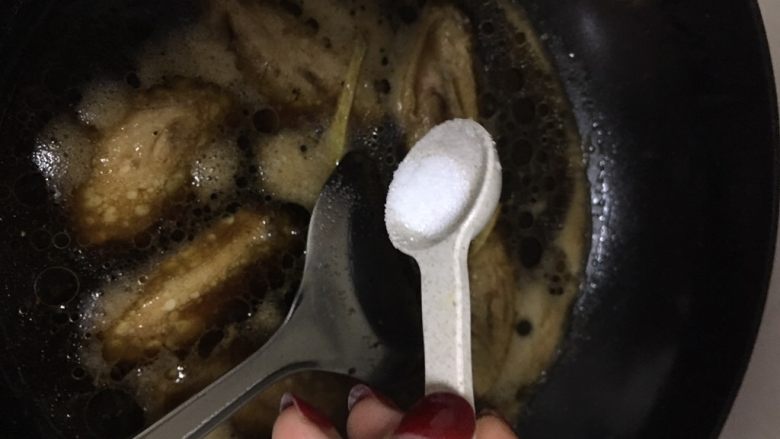 可乐鸡翅,可乐第一个开锅沸腾时,加盐(第一次做的小伙伴可以少放盐然后尝一下可乐加盐后汤汁的咸淡,如果淡可以在放一点,如果一次放很多盐,要是咸了就没办法了,所以先少放盐)
