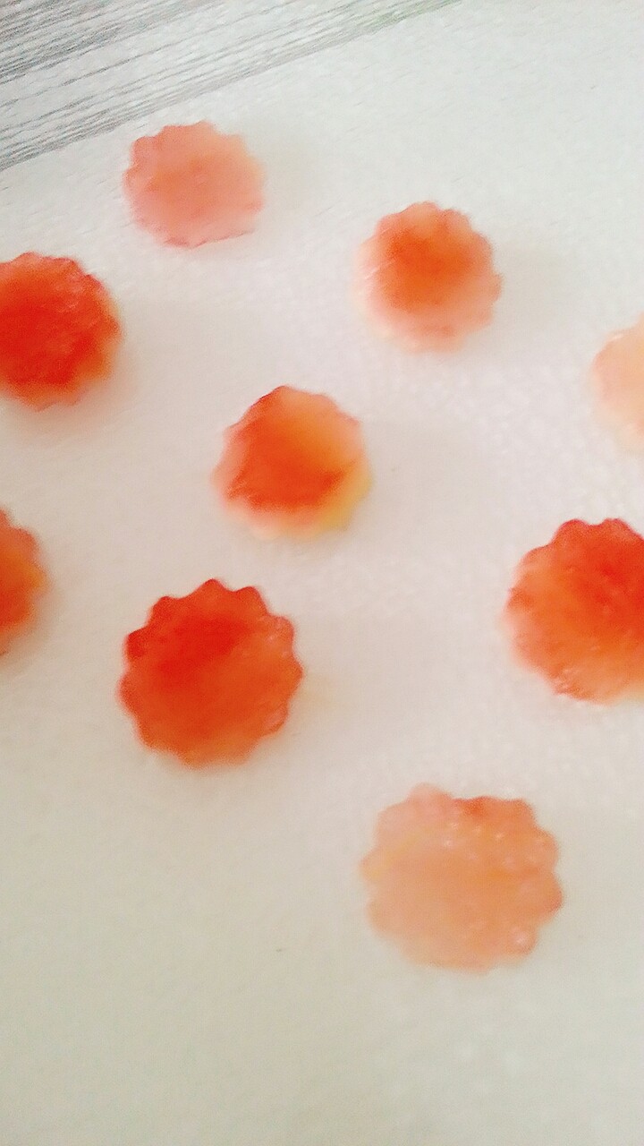 西瓜皮创意拼盘------花儿朵朵,用刚才剃出的瓜瓤找比较平整的刻出小花的样子