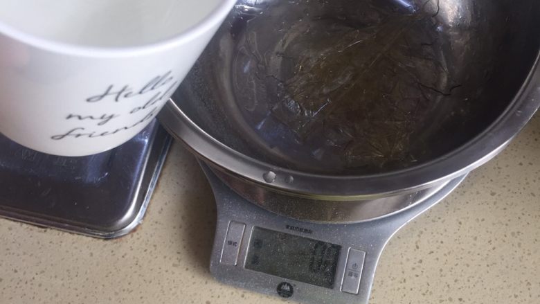 清新酸奶芝士蛋糕,将饮用水倒入吉利丁片(冷开水就行)