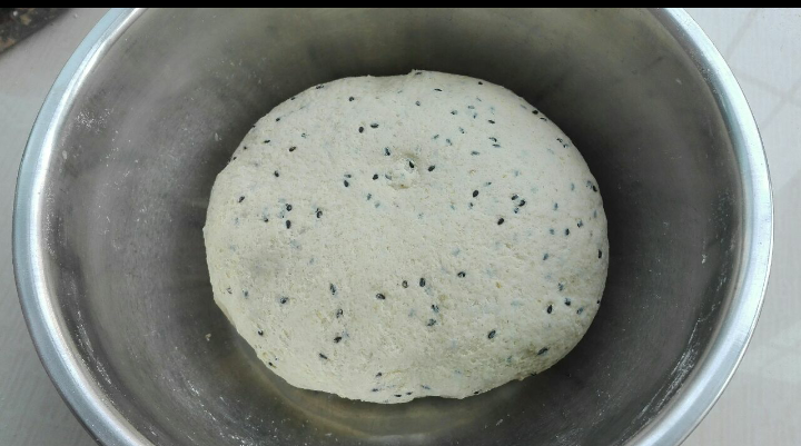 全麦黑芝麻玉米面馒头,揉成三光:盆光,手光,面光