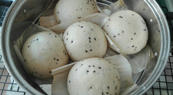 全麦黑芝麻玉米面馒头,大火少开后,转中火20分钟,关火后闷5分钟,开锅即可,大馒头做好喽
