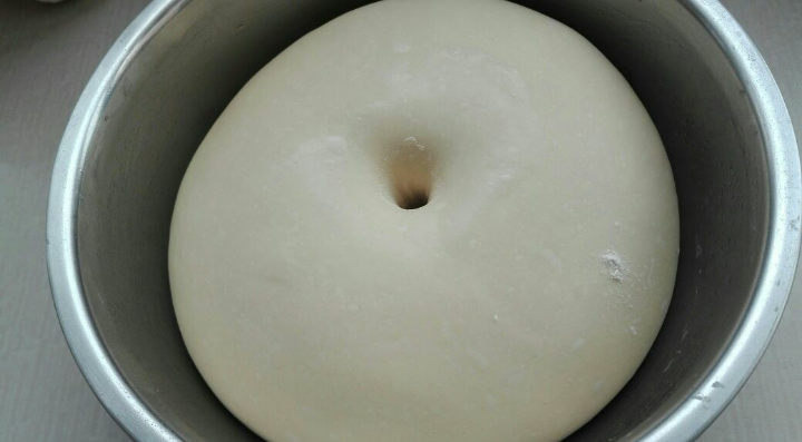 蜂蜜脆底小面包,面团进行发酵,至原来面团两倍大,手指戳洞,不回缩不塌陷即可
