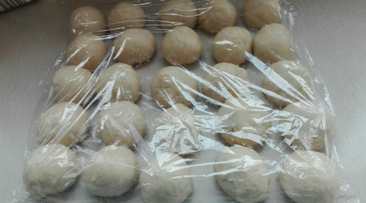 蜂蜜脆底小面包,发酵好的面团排气,均分25份,(每个小面团约29克)揉圆盖保鲜膜醒发15分钟