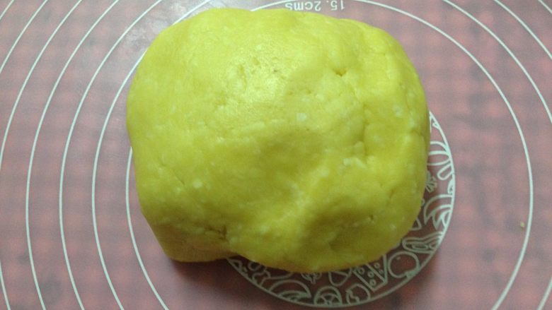 酥脆奶酪球,用手抓匀,使奶酪丝均匀混入面团里成面团