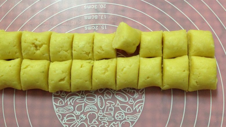 酥脆奶酪球,将面团搓成长条,然后切成大约11克左右的小面团,
