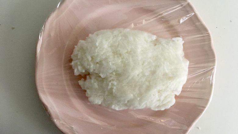 多彩便当,取出后,去掉袋子,放盘里覆上可微波的保鲜膜,不要完全封住,留两边透气,微波炉解冻一分钟,高火两分钟~跟刚出锅的一样~