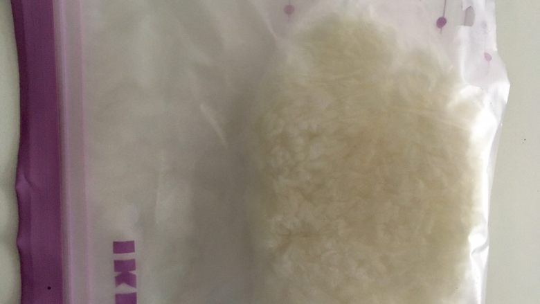 多彩便当,小唠叨之--米饭。夏天剩饭怎么存?冷藏口感差,可以像这样,每一小碗装个保鲜袋,压成扁平状放进密封袋冷冻,随吃随取