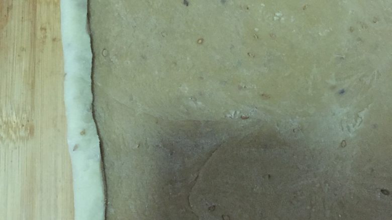 小零食猫耳朵,开始卷,最好也涂上一层水!让它更好的粘合在一起