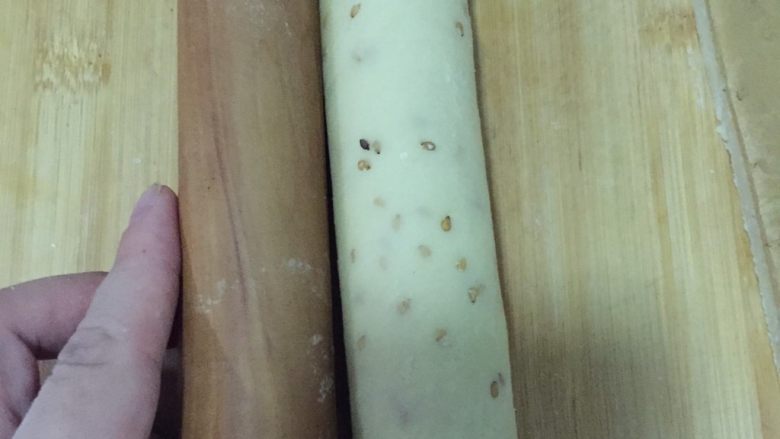 小零食猫耳朵,卷到你想要的大小,用刀切开