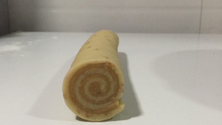 小零食猫耳朵,这样~放入冰箱冷冻半个小时到一个小时,就能好好切片喽……