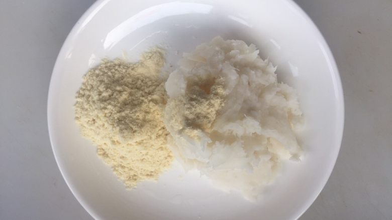 五彩情丝,山药蒸熟,上气之后约20分钟,去皮捣成泥,和豆奶粉拌匀。