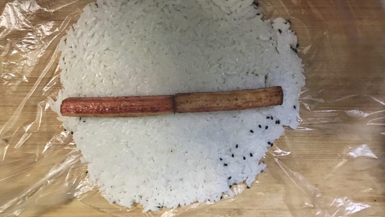 超满足便当(24),然后翻一面 我用的是两个保鲜袋剪开 有保鲜膜也可以 翻面之后 放上蟹棒