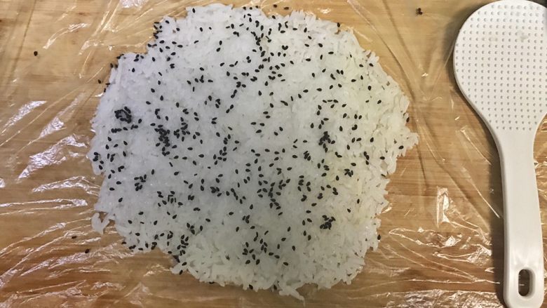 超满足便当(24),勺一般出来 用饭勺压一压 手也可以 戴了手套 然后撒一些<a style='color:red;display:inline-block;' href='/shicai/ 668'>黑芝麻</a>