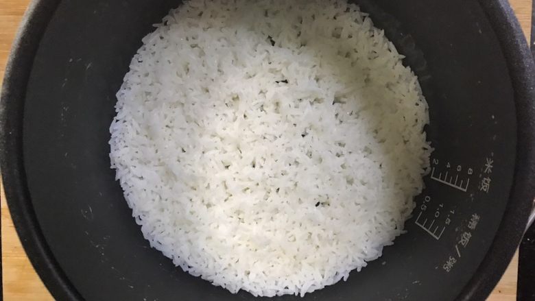 超满足便当(24),米饭蒸好了 就一个人的量 一杯米