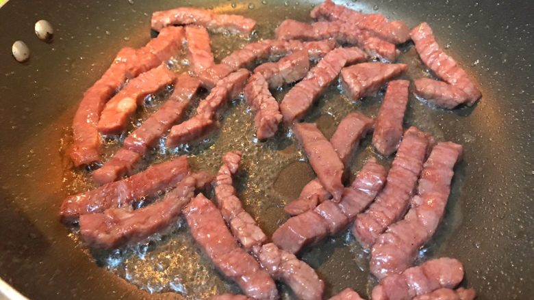 超满足便当(24),到牛肉变色 放入泡菜翻炒
