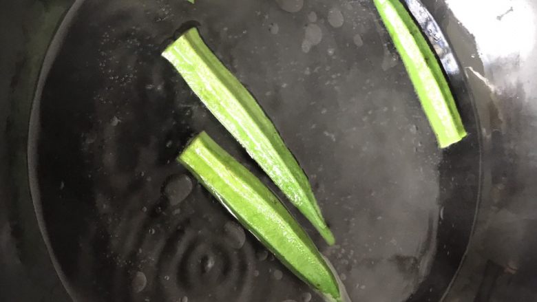 秋葵蛋卷~儿童餐,锅中水烧开放入秋葵煮1分钟左右,加少许盐几滴食用油,增加秋葵口感和颜色更翠绿,