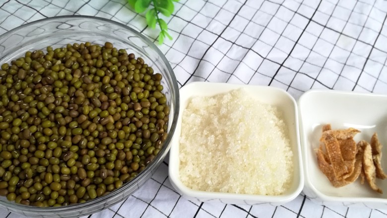 陈皮绿豆汤,准备食材:<a style='color:red;display:inline-block;' href='/shicai/ 453'>绿豆</a>、细砂糖、<a style='color:red;display:inline-block;' href='/shicai/ 3772'>陈皮</a>