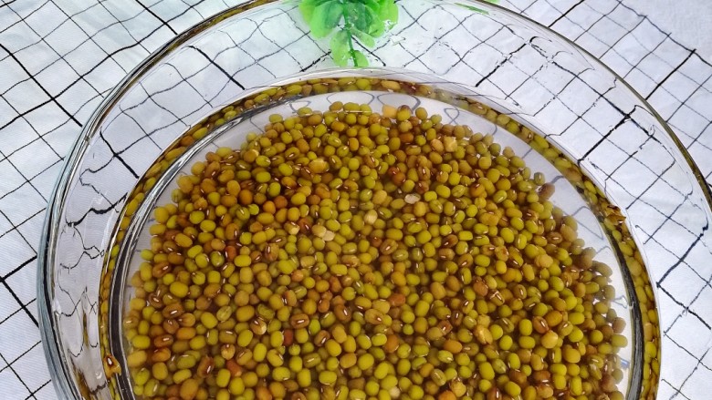 陈皮绿豆汤,绿豆清洗干净浸泡1小时