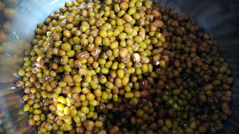 陈皮绿豆汤,绿豆倒入锅中