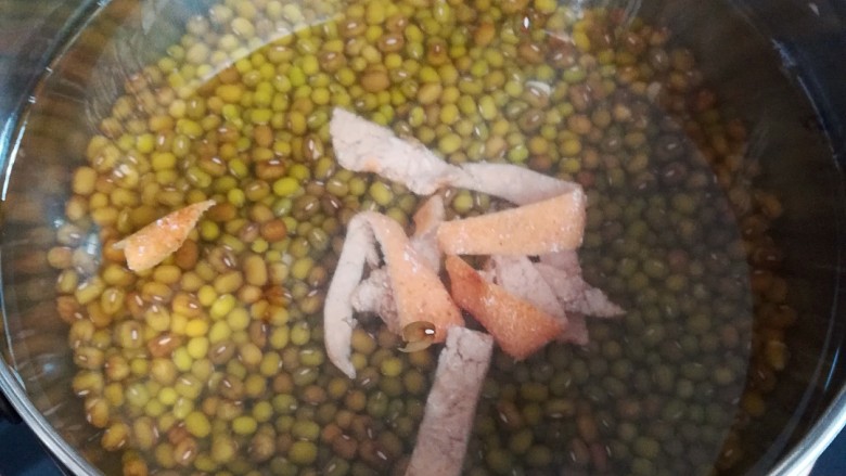 陈皮绿豆汤,加入4碗清水和陈皮，熬煮至绿豆开花即可