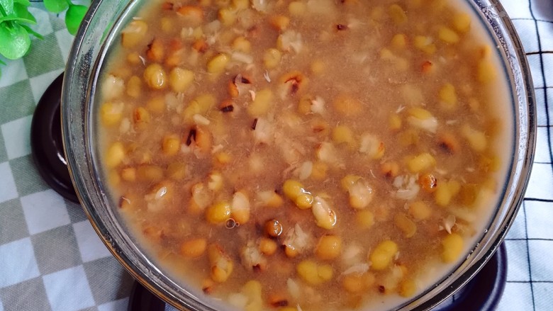 陈皮绿豆汤,出锅撒上细砂糖搅拌均匀即可食用