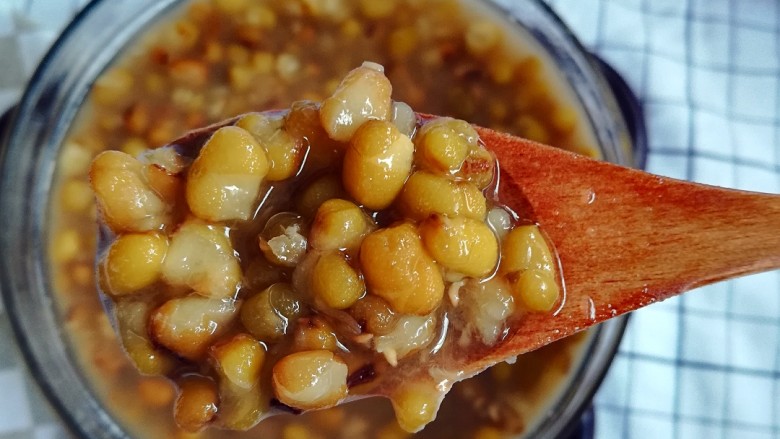 陈皮绿豆汤,特别好吃，俩妞一人吃一碗