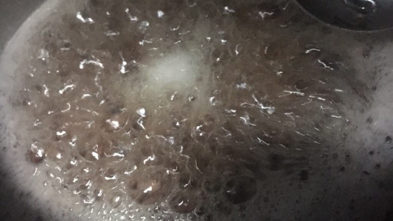 自制蜜红豆,开火煮开,捞出浮沫