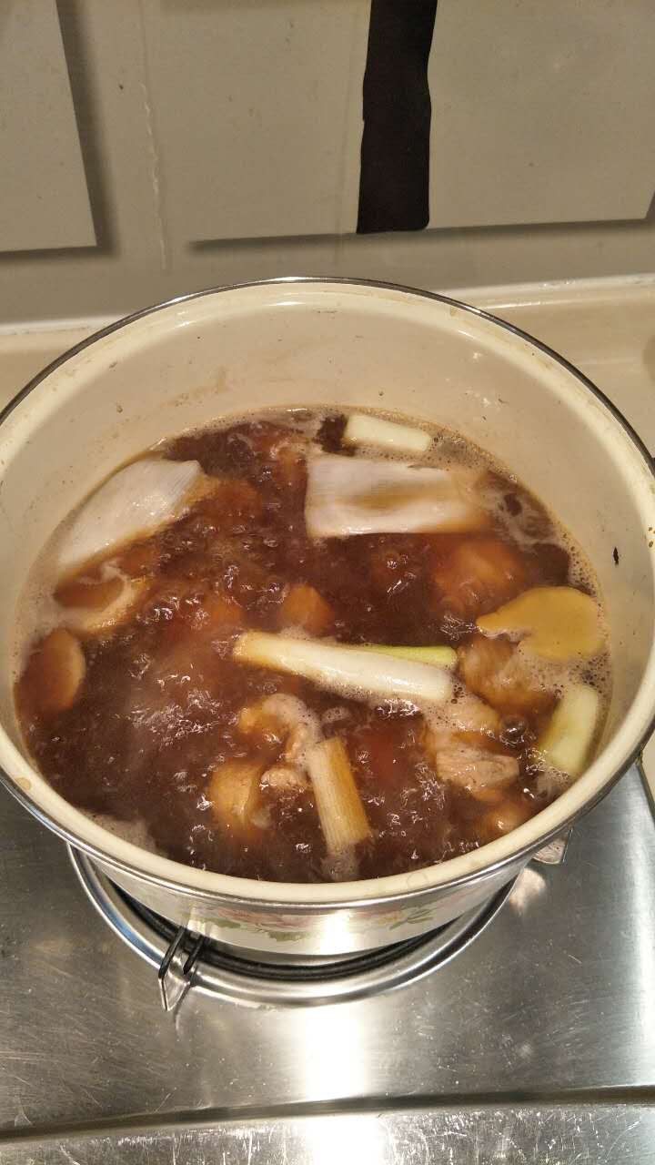 好次的蜜汁烤肋排,烧制水开后,转中小🔥30分钟 这时锅里的水明显减少小半了😊