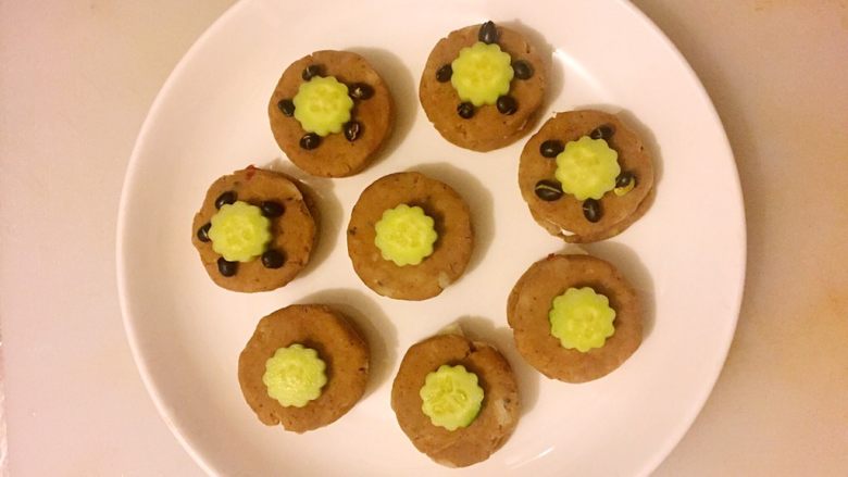 长生情,装入盘子当中,加上小黄瓜片,和用熟的黑豆点缀;