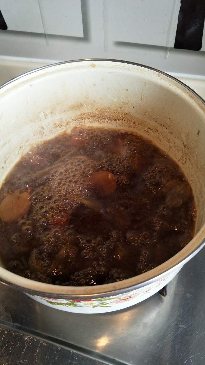 好次的蜜汁烤肋排,剩下的酱汁继续烧到开始粘稠(用小刷子刷到肋排上