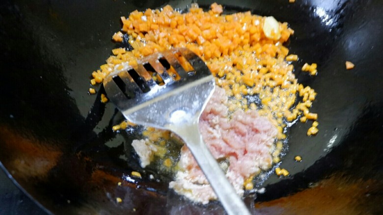 快手宝宝辅食 肉末胡萝卜焖饭,四五步一起看吧。放了生姜应该先放肉末,炒散以后再放胡萝卜炒至油变成胡萝卜的颜色。
会变成图中这样是因为炒菜的时候娃在抱我大腿,一着急就先放了胡萝卜。还好胡萝卜炒久一点没有关系,还可以补救。把胡萝卜推到一边,放肉末下去炒散也可以,不影响。
厨房里总会有这样那样的意外,合理应变,及时补救就好。