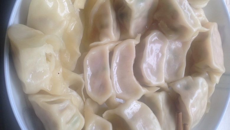 自制饺子,碟子底部放点花生油（防止粘住），然后放进电饭锅的开水里头蒸15分钟，热气腾腾出锅♨️👌🏻