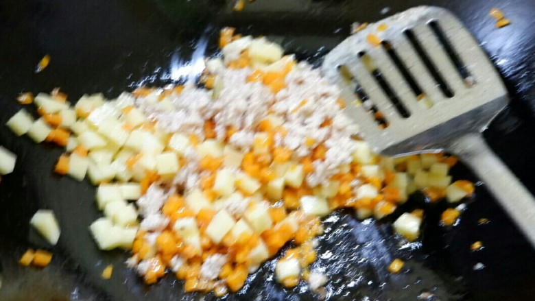 快手宝宝辅食 肉末胡萝卜焖饭,放土豆进去,炒至土豆边缘微微透明,一点点盐调味即可