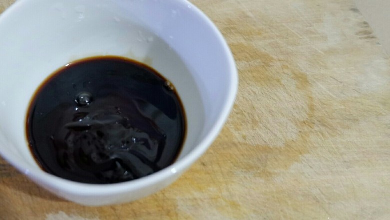 快手宝宝辅食 肉末胡萝卜焖饭,这个时间把耗油,酱油,清水,1比1比1的比例调开