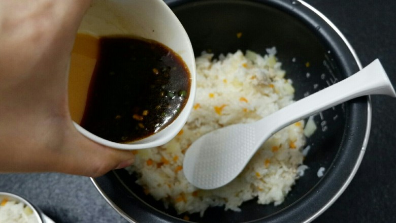 快手宝宝辅食 肉末胡萝卜焖饭,剩下的倒刚才煮好的酱汁儿,拌匀,大人吃的搞定了。