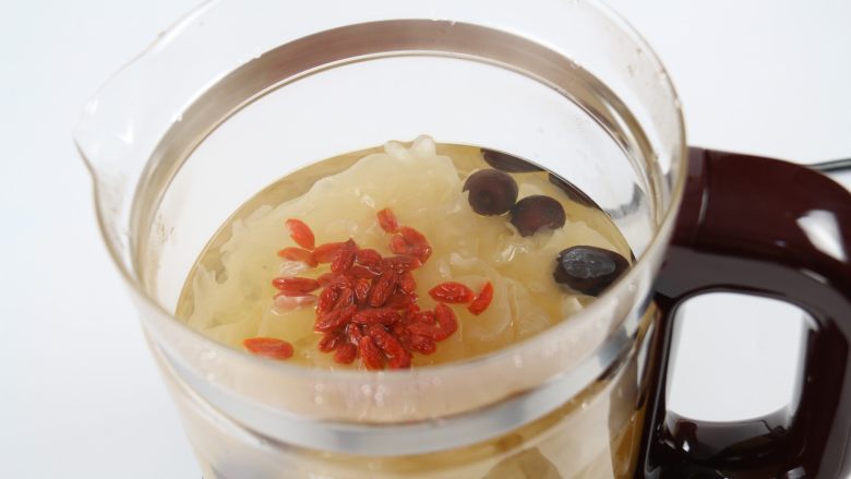银耳木瓜糖水,程序结束前五分钟时候,开盖,加入枸杞。