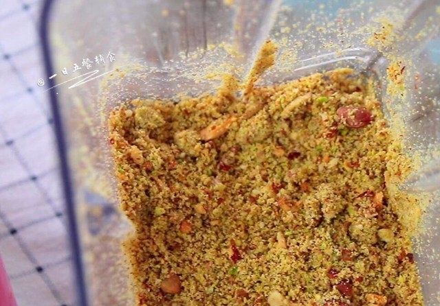 坚果酱,放进破壁机,打了1分钟后的样子。