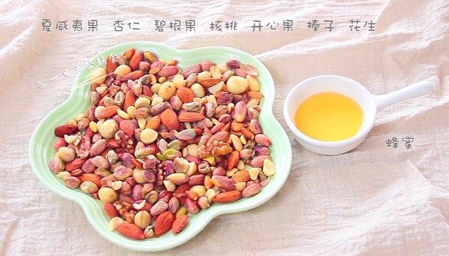 坚果酱, 坚果准备好,选几种,每种多少都可以。我这里的都是熟坚果,总共有300克,一粒一粒拨出来滴。