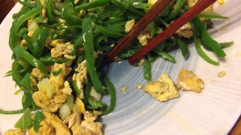 少油版青椒炒蛋,静置10分钟以后盘底还是无油,这下可以放心拌饭了吧。