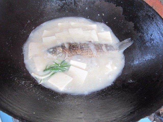 鲫鱼豆腐汤,最后调入盐即可出锅,奶白奶白的汤很鲜哟。