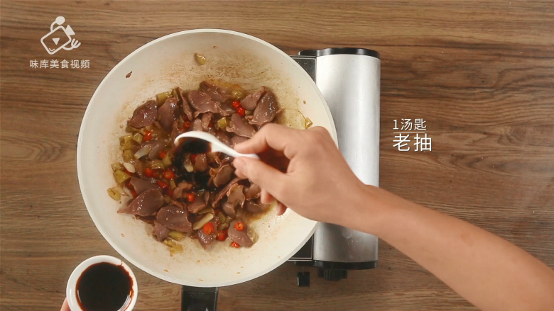 秘制泡椒鸡胗,爽脆入味还下饭,加入1汤匙老抽
