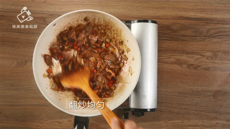 秘制泡椒鸡胗,爽脆入味还下饭,翻炒均匀