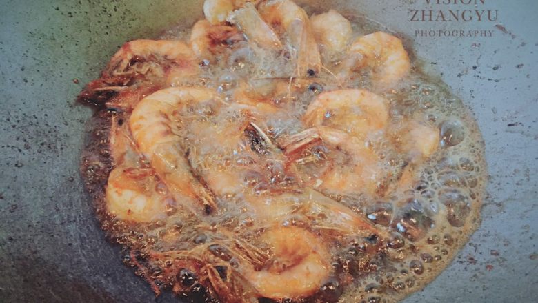 椒麻大虾,热锅倒油,油八成热的时候把虾倒进锅里,油要没过虾,虾变红色之后捞出来,热锅热油再复炸一次。