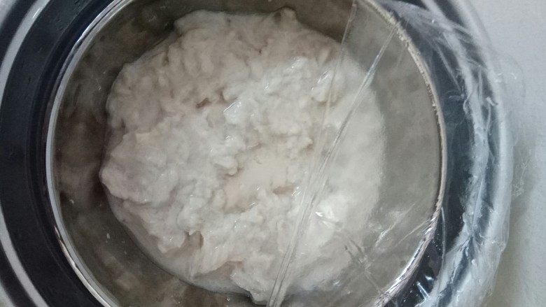 简约而不简单,蒸25分钟后，撕开保鲜膜，准备加蛋