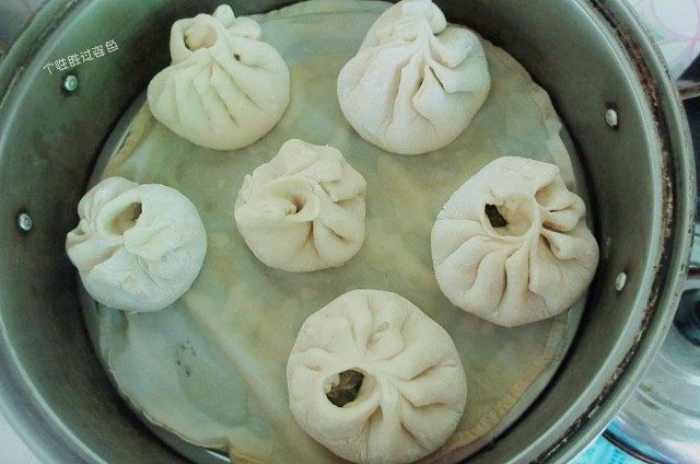 猪肉芹菜包,包好醒20分钟,再入沸水上蒸15分钟