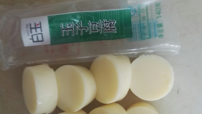 黑鸡枞虾仁烩日本豆腐,两头切开,切成7-8段