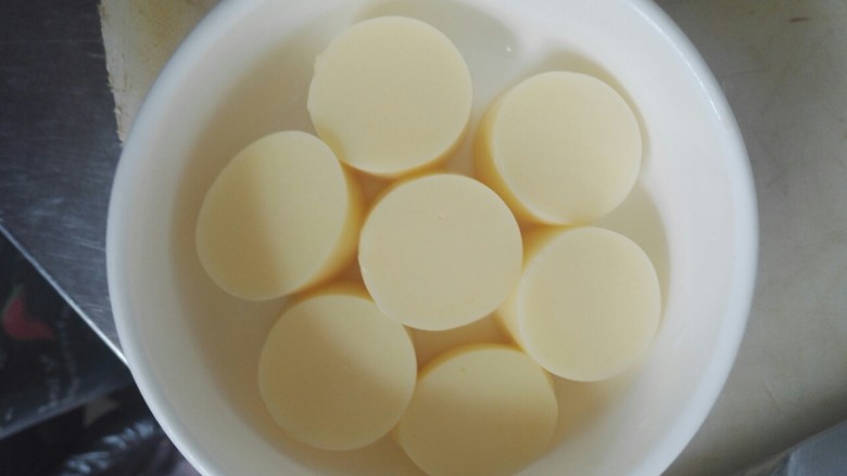 黑鸡枞虾仁烩日本豆腐,摆放在餐盘内,上锅蒸3分钟