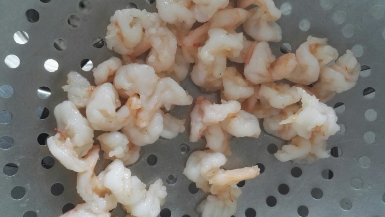 黑鸡枞虾仁烩日本豆腐,虾球加香油,鸡粉,淀粉腌制好
过油划出
